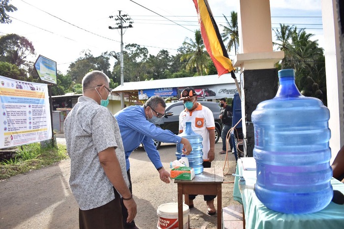 Wali Kota Payakumbuh Riza Falepi mencobakan alat pencuci tangan yang disesiakan nagari Kubang Gajah Kelurahan Limbukan